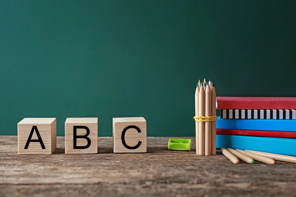 Papelaria colorida e palavra ABC sobre a mesa — Fotografia de Stock