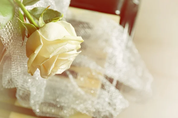 Prachtige witte roos met decoratieve stof op piano toetsen, close-up — Stockfoto