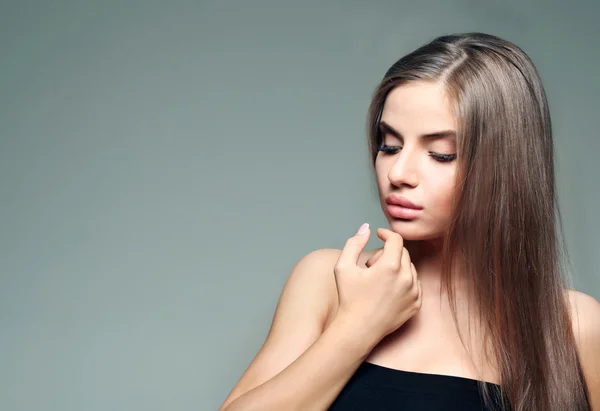 Jeune femme aux cheveux sains — Photo