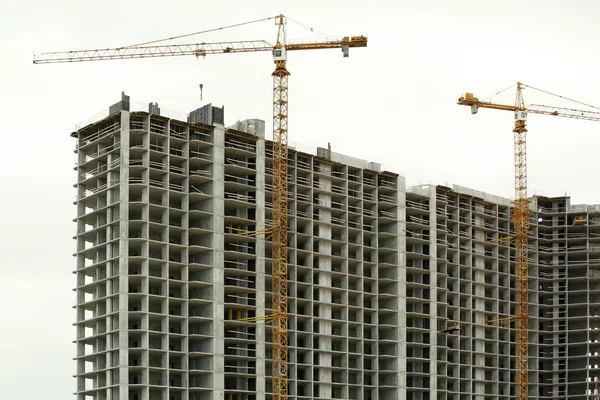 Guindaste e construção de edifícios no fundo do céu — Fotografia de Stock