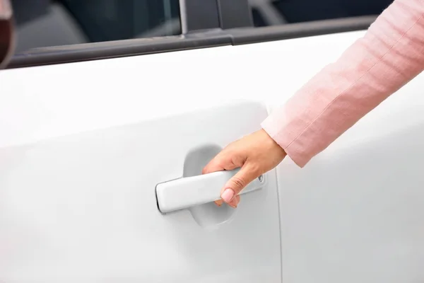 Female hand opening car door — Stock Photo, Image