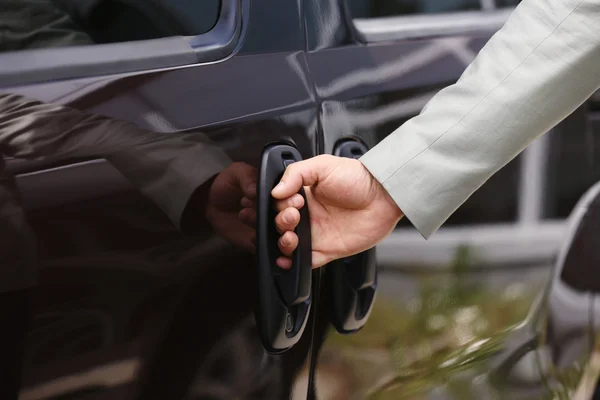 Mężczyzna ręcznie, otwierając drzwi samochodu — Zdjęcie stockowe