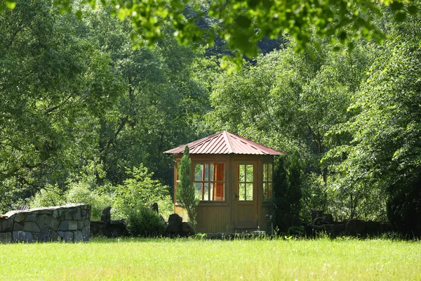 Houten zomerverblijf in park — Stockfoto