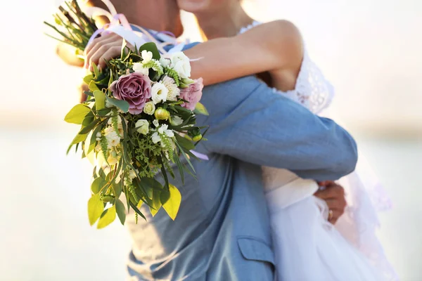 Novia y novio abrazando, al aire libre — Foto de Stock