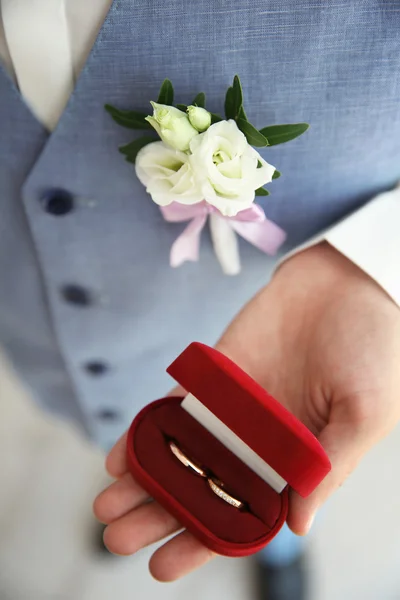 Γαμπρός με κουτί δαχτυλίδι — Φωτογραφία Αρχείου