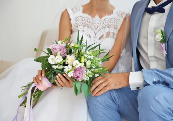 Bruid en bruidegom met prachtige boeket, close-up — Stockfoto
