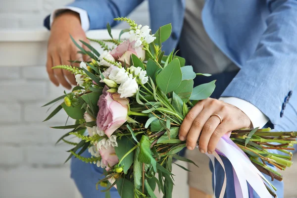 Bruidegom met prachtige boeket, close-up — Stockfoto