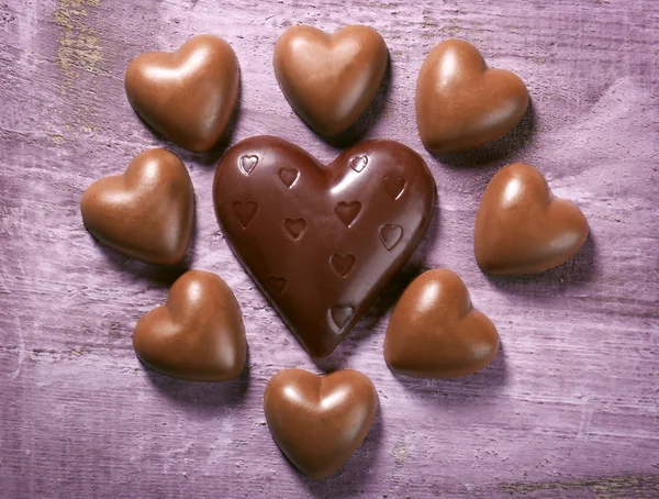 Cuori di cioccolato su uno sfondo di legno — Foto Stock