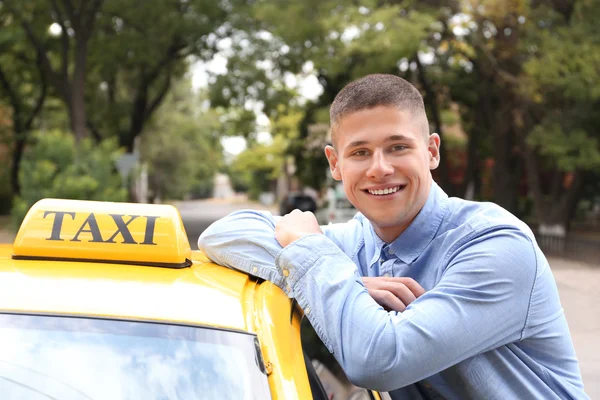 Taxista cerca del coche —  Fotos de Stock