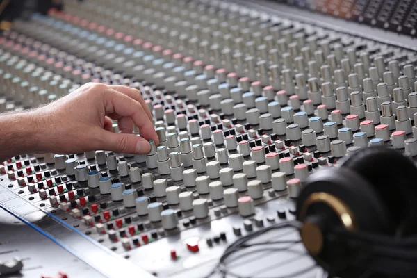 Mano sul mixer in studio di registrazione — Foto Stock