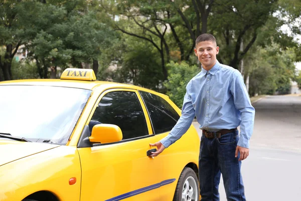 Водитель такси рядом с машиной — стоковое фото