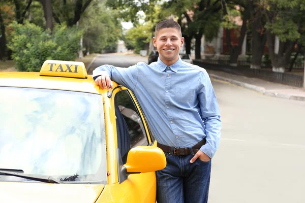 Taxista cerca del coche — Foto de Stock