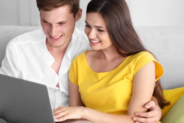 Hermosa pareja navegando por Internet en el ordenador portátil en casa —  Fotos de Stock