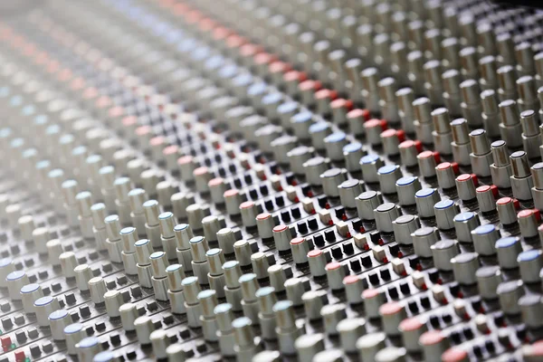 Mixer in een opnamestudio, close-up — Stockfoto