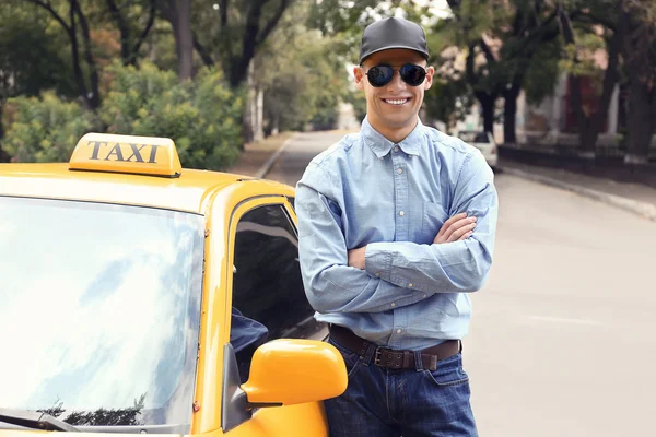 Chauffeur de taxi près de voiture — Photo