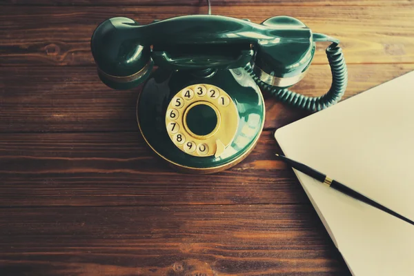Stary telefon na drewnianym stole — Zdjęcie stockowe