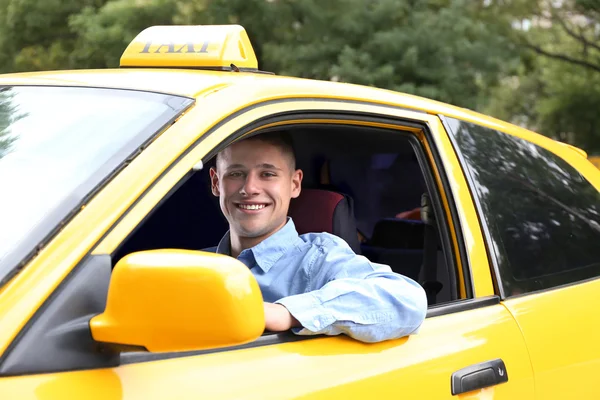 Motorista de táxi perto do carro — Fotografia de Stock