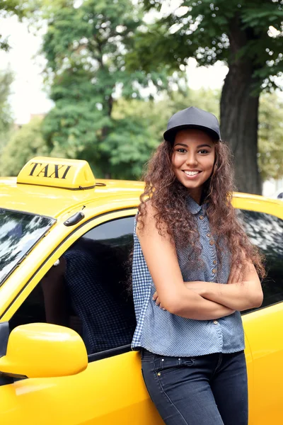 Motorista de táxi feminino — Fotografia de Stock