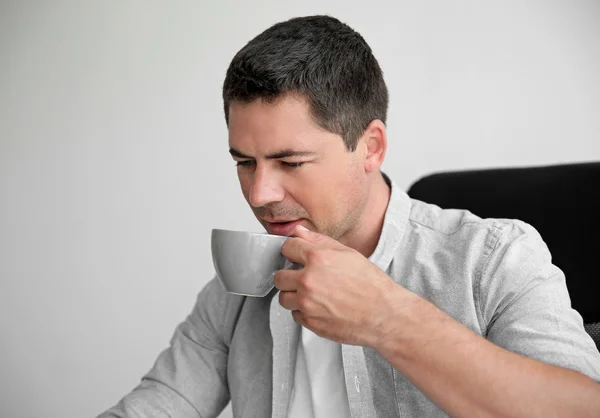 Retrato de homem bonito bebendo café, close-up — Fotografia de Stock