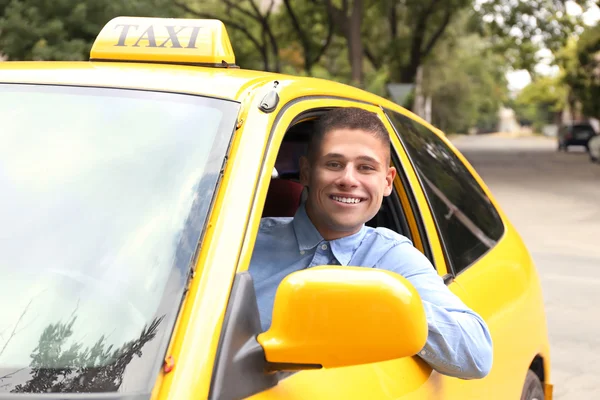 Οδηγός ταξί κοντά στο αυτοκίνητο — Φωτογραφία Αρχείου