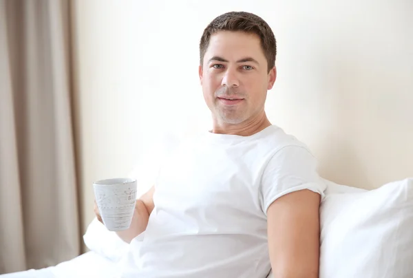 Przystojny mężczyzna degustacja kawy rano — Zdjęcie stockowe