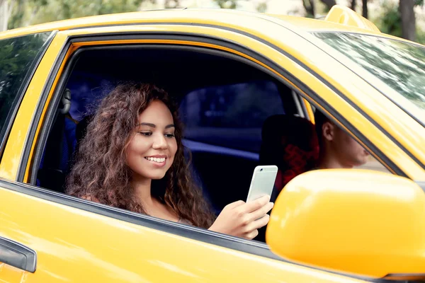 A szép lány a taxi autó — Stock Fotó