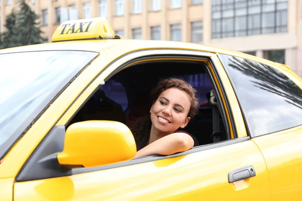 Девушки позируют в такси