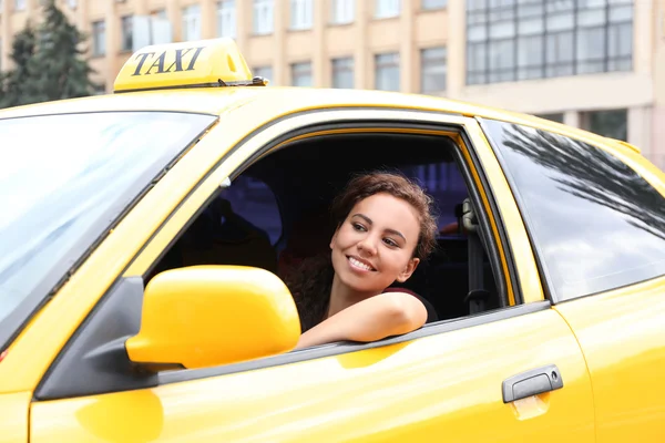 Kvinnliga taxichaufför — Stockfoto