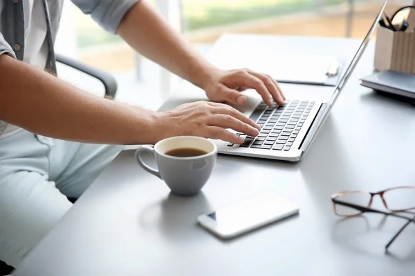 Man werkt op laptop — Stockfoto