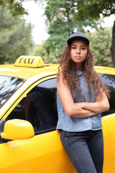 महिला टॅक्सी चालक — स्टॉक फोटो, इमेज