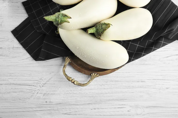 Verse witte aubergines op metalen dienblad op lichte houten achtergrond — Stockfoto