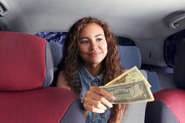 택시에 대 한 지불 하는 아름 다운 여자 — 스톡 사진
