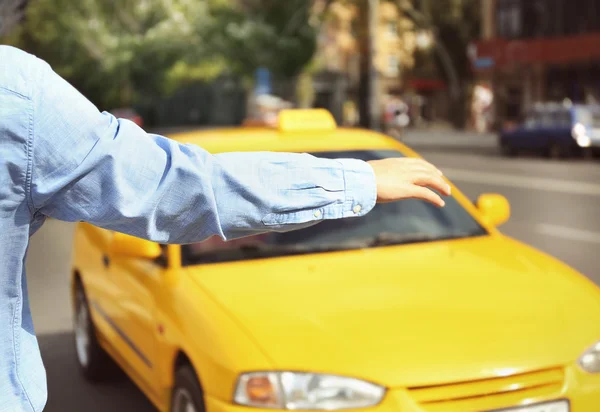 Людина зупинка таксі — стокове фото