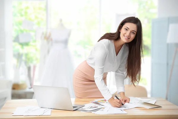 Bastante joven diseñador de vestido —  Fotos de Stock