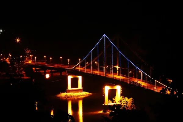 Puente iluminado por la noche — Foto de Stock