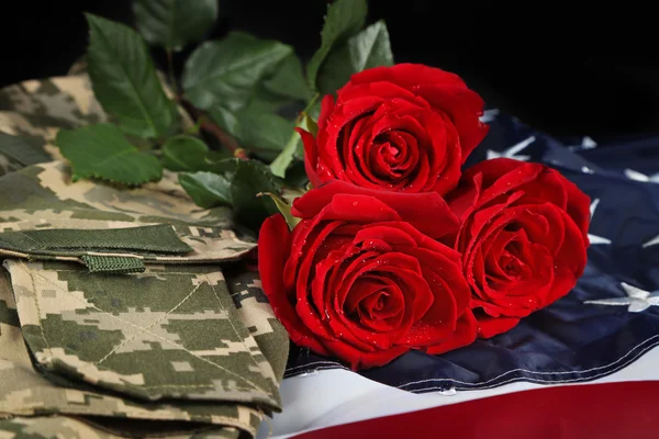 Red roses on American flag — Stock Photo, Image