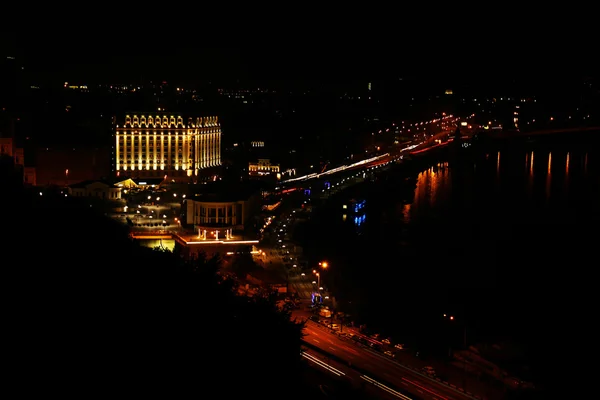 Paisagem urbana iluminada à noite — Fotografia de Stock