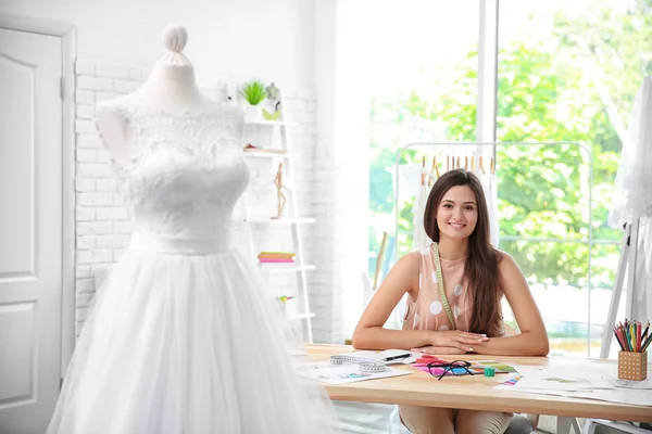 Bastante joven diseñador de vestido — Foto de Stock