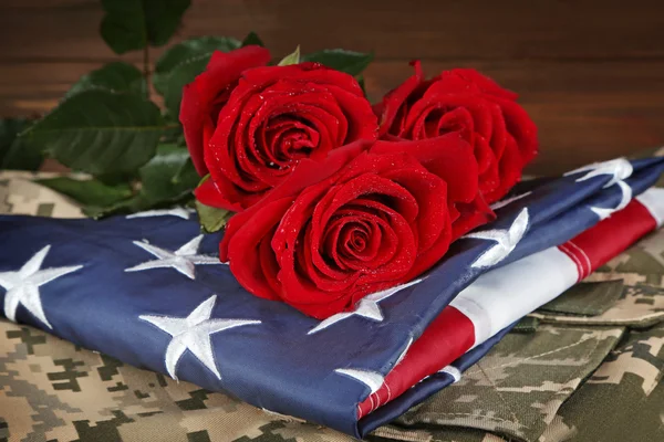 Red roses on American flag — Stock Photo, Image