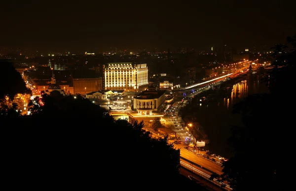 Paisagem urbana iluminada à noite — Fotografia de Stock