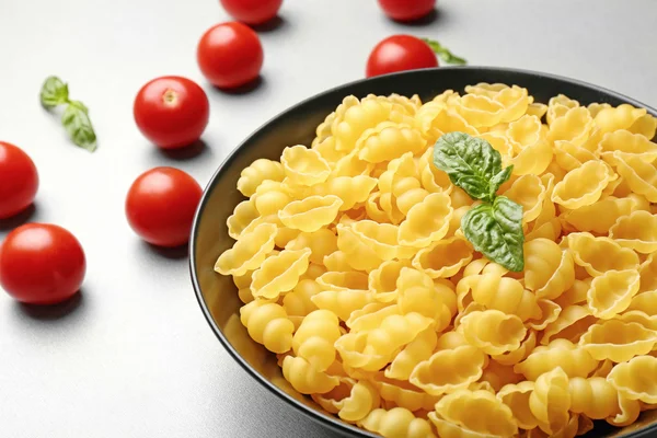 Platta med gnocchi pasta och tomater på bordet, närbild — Stockfoto