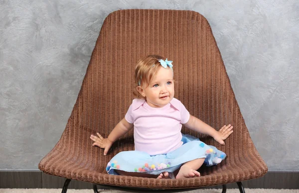 Μόδα Κοριτσάκι Κάθεται Καρέκλα Σχεδιαστής Φόντο Γκρίζο Τοίχο — Φωτογραφία Αρχείου