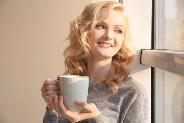 Hermosa chica bebiendo café — Foto de Stock