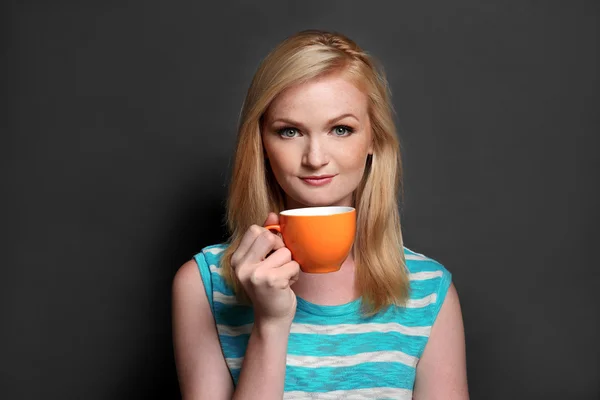 Bella ragazza con tazza — Foto Stock