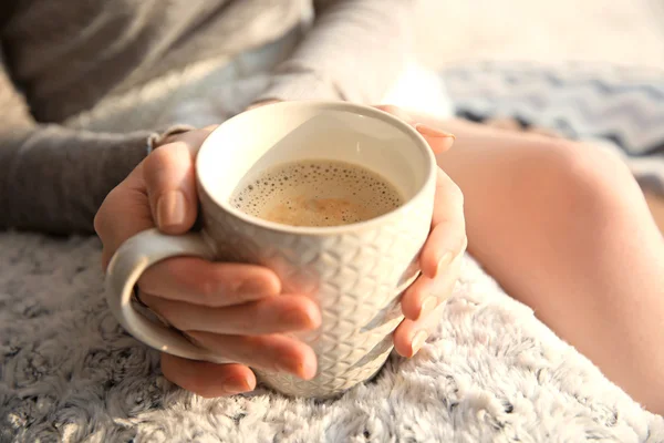 Chica beber café —  Fotos de Stock