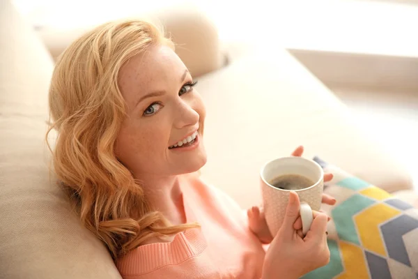 커피를 마시는 아름 다운 소녀 — 스톡 사진