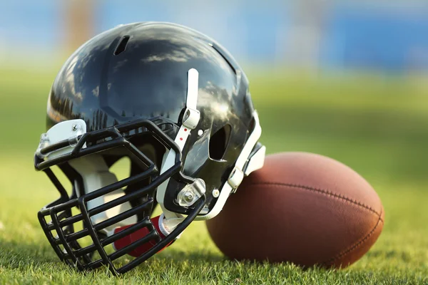 Casco da rugby con palla sul campo — Foto Stock