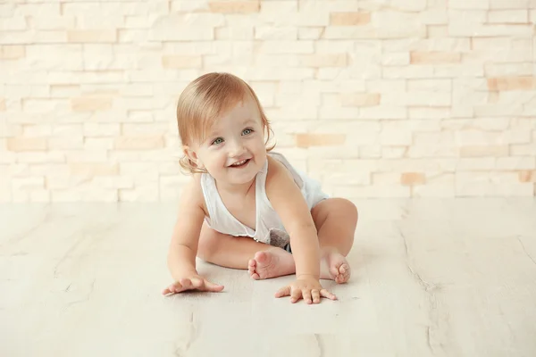 Elegantemente Vestida Niña Posando Sobre Fondo Pared Piedra — Foto de Stock