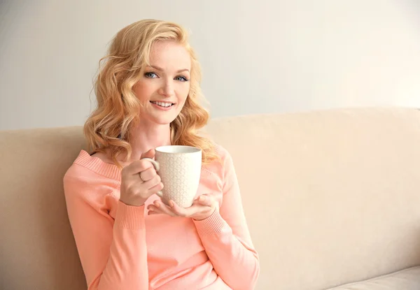 Hermosa chica bebiendo café — Foto de Stock