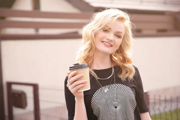 Hermosa chica con taza — Foto de Stock